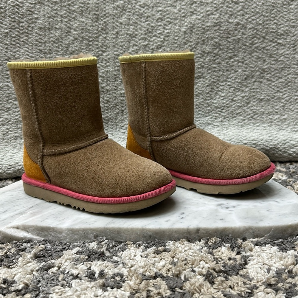 Ugg Kids Classic Short II Water Resistant Genuine Shearling Boots - US Sz. 2Y